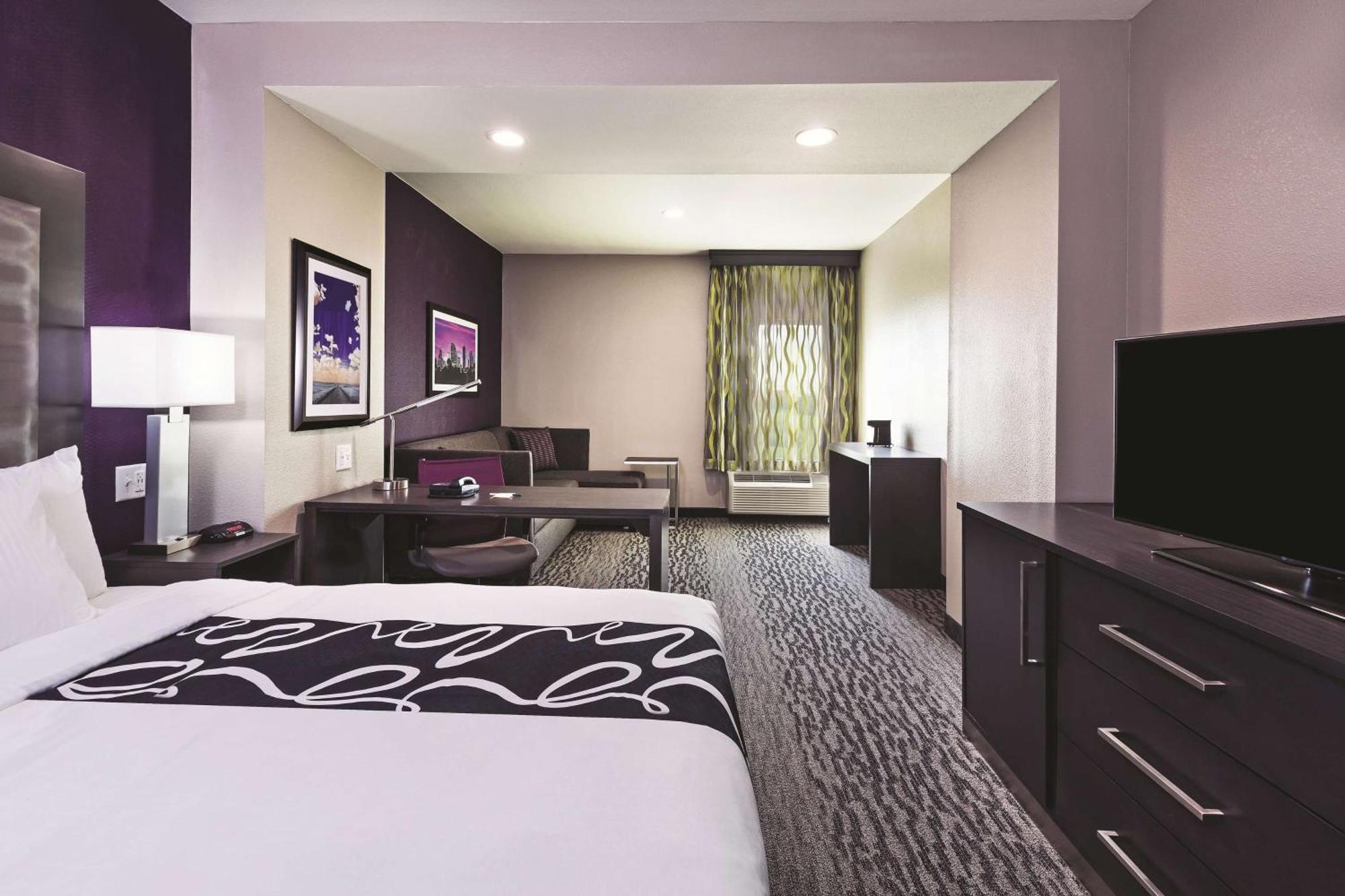 King Room with One King Bed and Bath Tub with Grab Bars - Mobility/Hearing Accessible - Non-Smoking